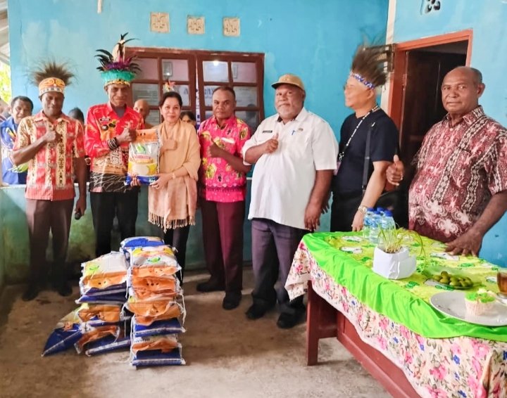 Reses di Biak Timur, Lalita Bantu Warga dengan Distribusi Beras dan Serap Keluhan Masyarakat
