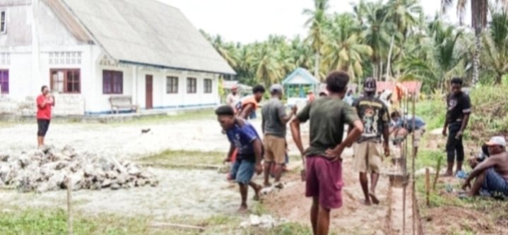 Tim Ko Pu Teman Serahkan Bantuan Pembangunan Pagar Gereja F.Y.S. Rumainum