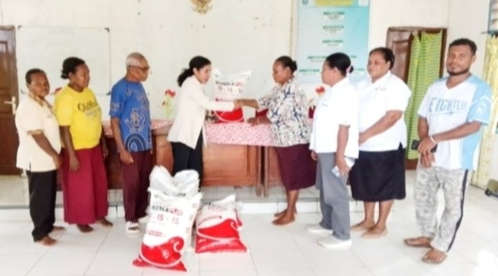 Legislator DPRK Biak Serahkan Bantuan Pupuk kepada Petani di Warsansan
