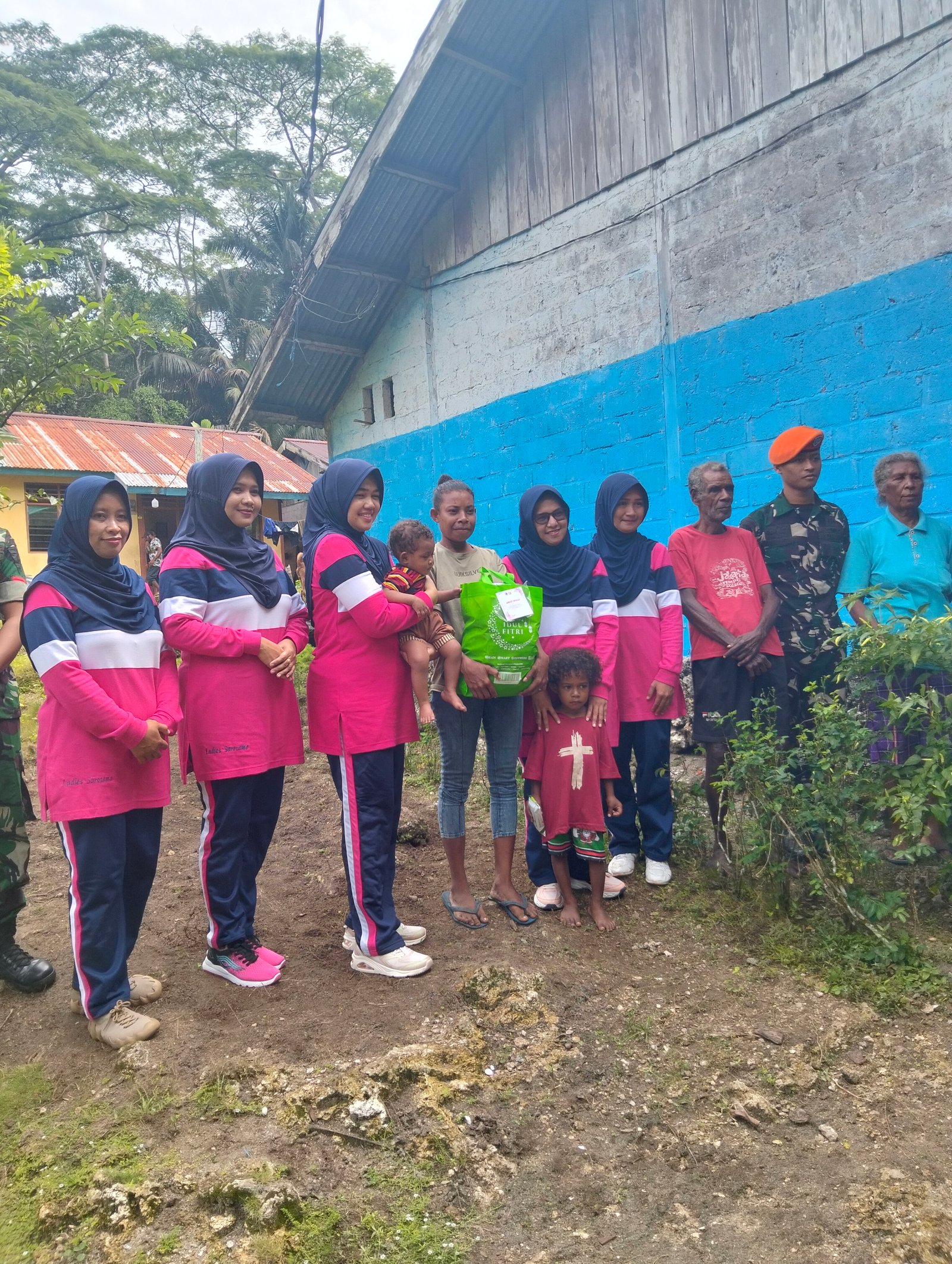 Ramadhan For Kids Sarotama, Nyonya Doni Berbagi Berkah kepada Warga Yenusi