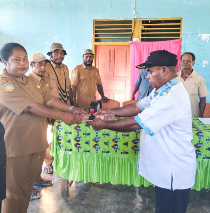 Serah Terima Jabatan Kepala Kampung Owi