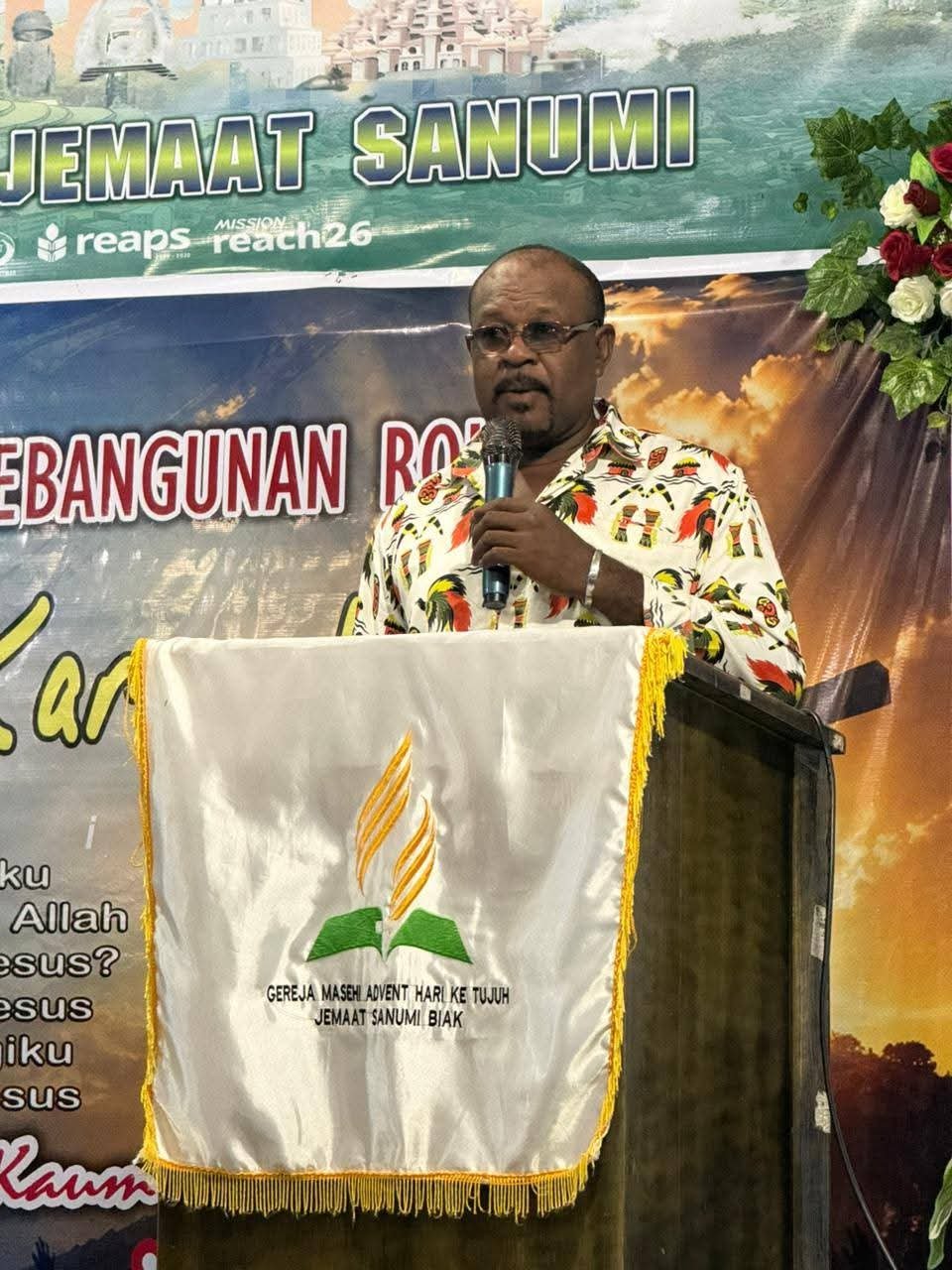 Kepala Kampung Sanumi Buka Resmi KKR GMHK Jemaat Sanumi