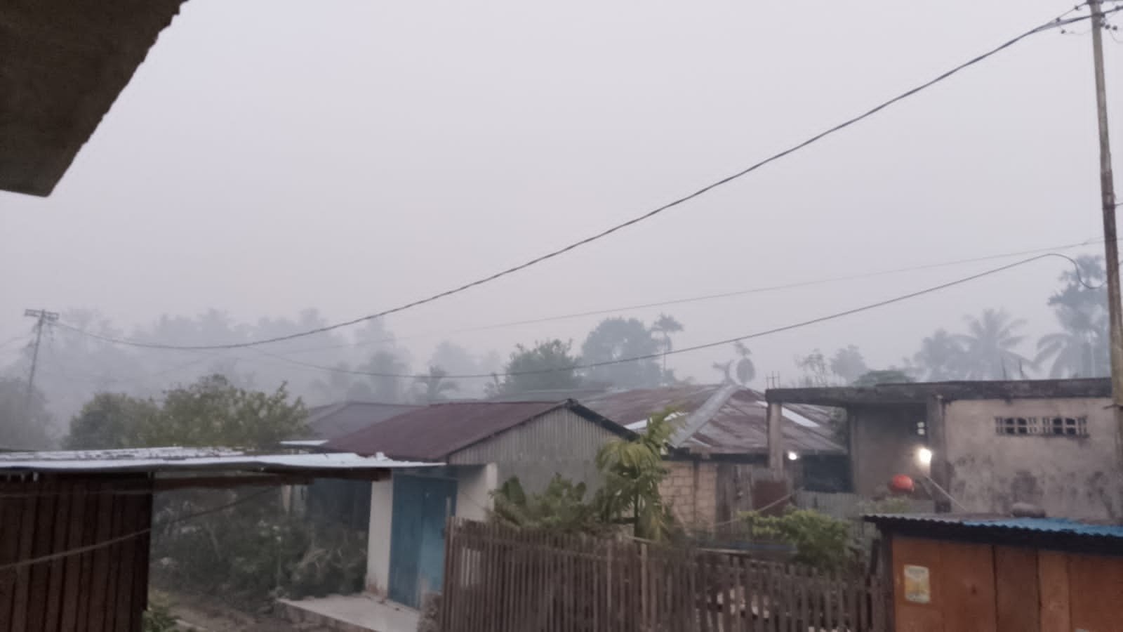 Asap Tebal Menyelimuti Biak, Angin Tenang Hambat Penyebaran Polutan