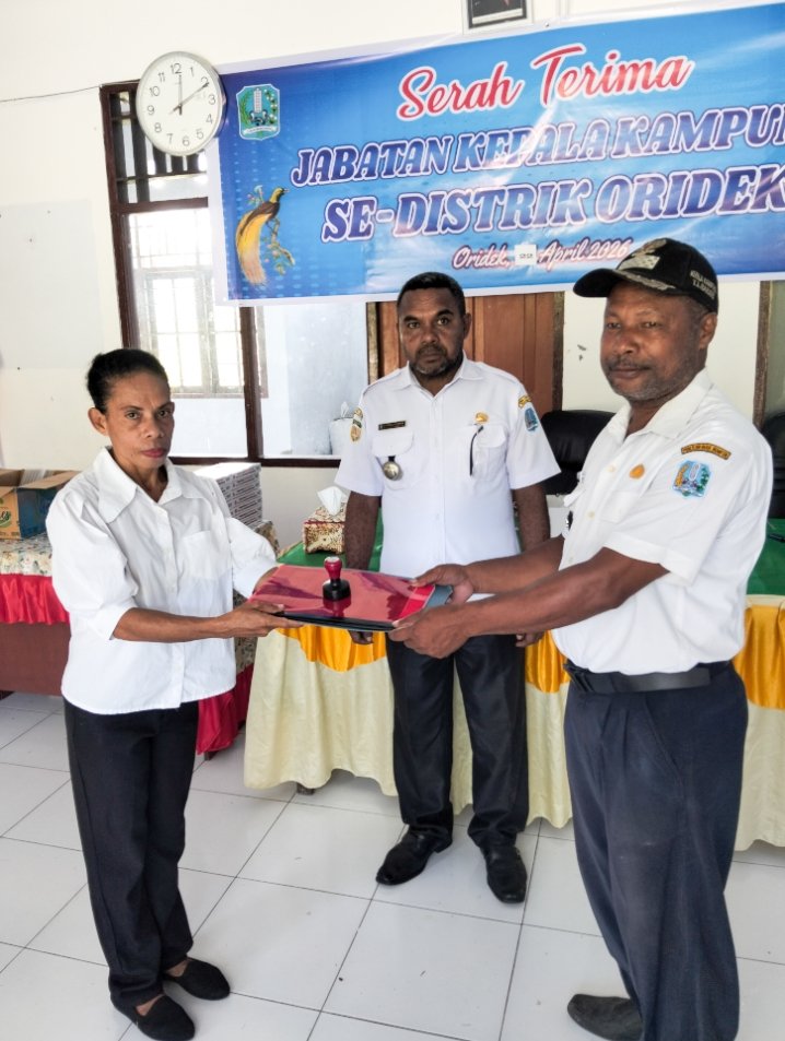 Serah Terima Jabatan Kepala Kampung Tanjung Barari, Efraim Rumkorem Resmi Pimpin Kampung.